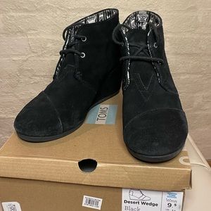 Womens Toms Desert Wedge size 9.5 Suede Black Booties Boots